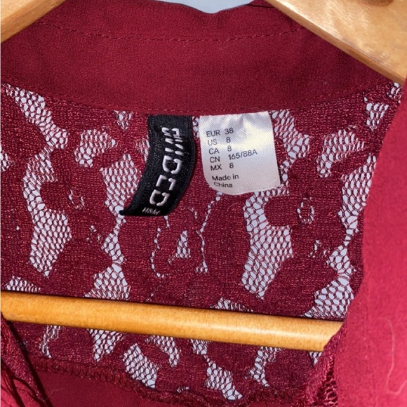 💙 H&M Burgundy Sleeveless Button Down Blouse - Picture 3 of 4